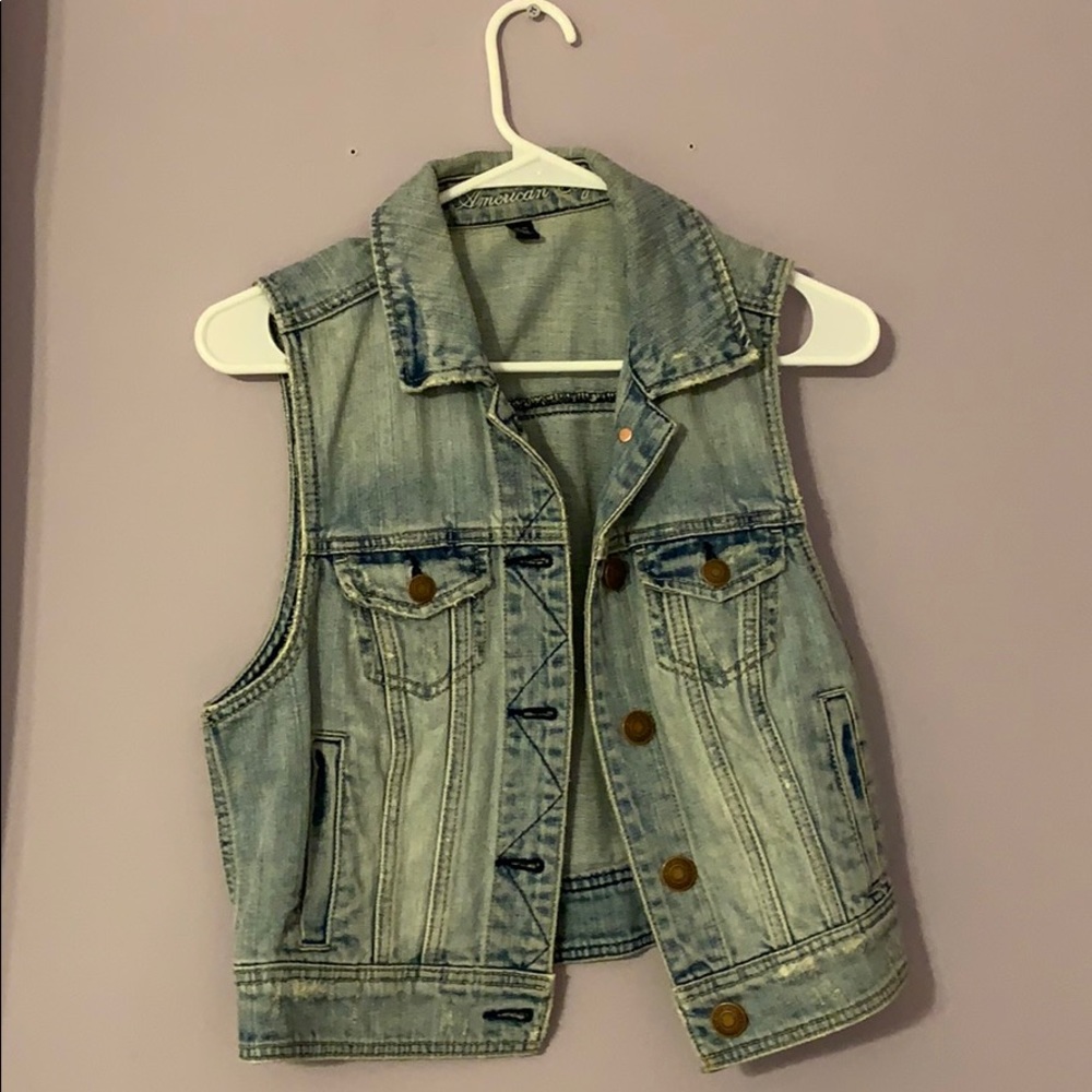 american eagle sleeveless jean jacket!!